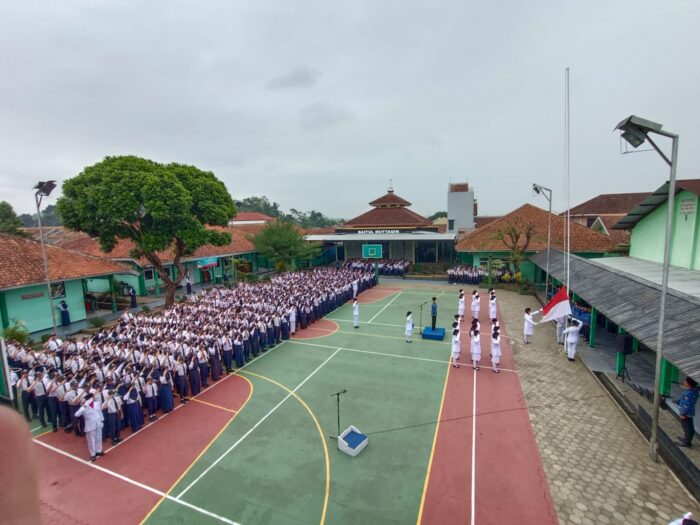 Milad (47) SMPN 5 Purwokerto Gelar Jalan Sehat Bertema Budaya Nusantara 