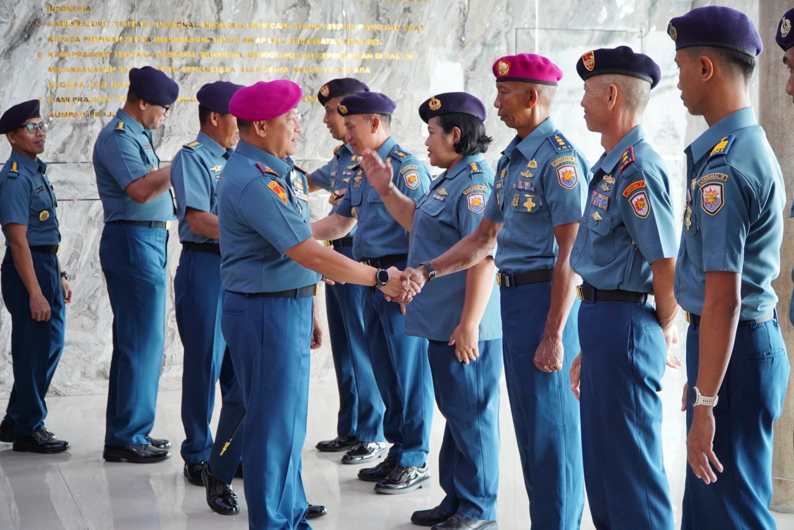 Danlantamal VI menerima pelaporan Kenaikan Pangkat Perwira Lantamal VI Makassar. (foto: Dok. Lantamal VI Makassar)