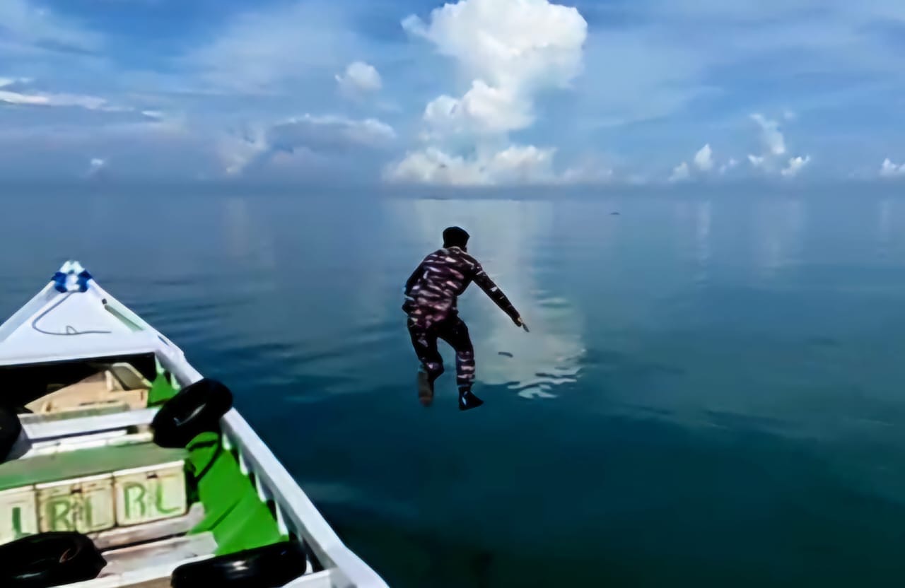 Mudik Menggunakan Perahu Tradisional, Prajurit TNI AL Selamatkan Nelayan di Laut Yang Terapung Dengan Perahu Bocor. (foto: Dok. Lantamal VI Makassar)