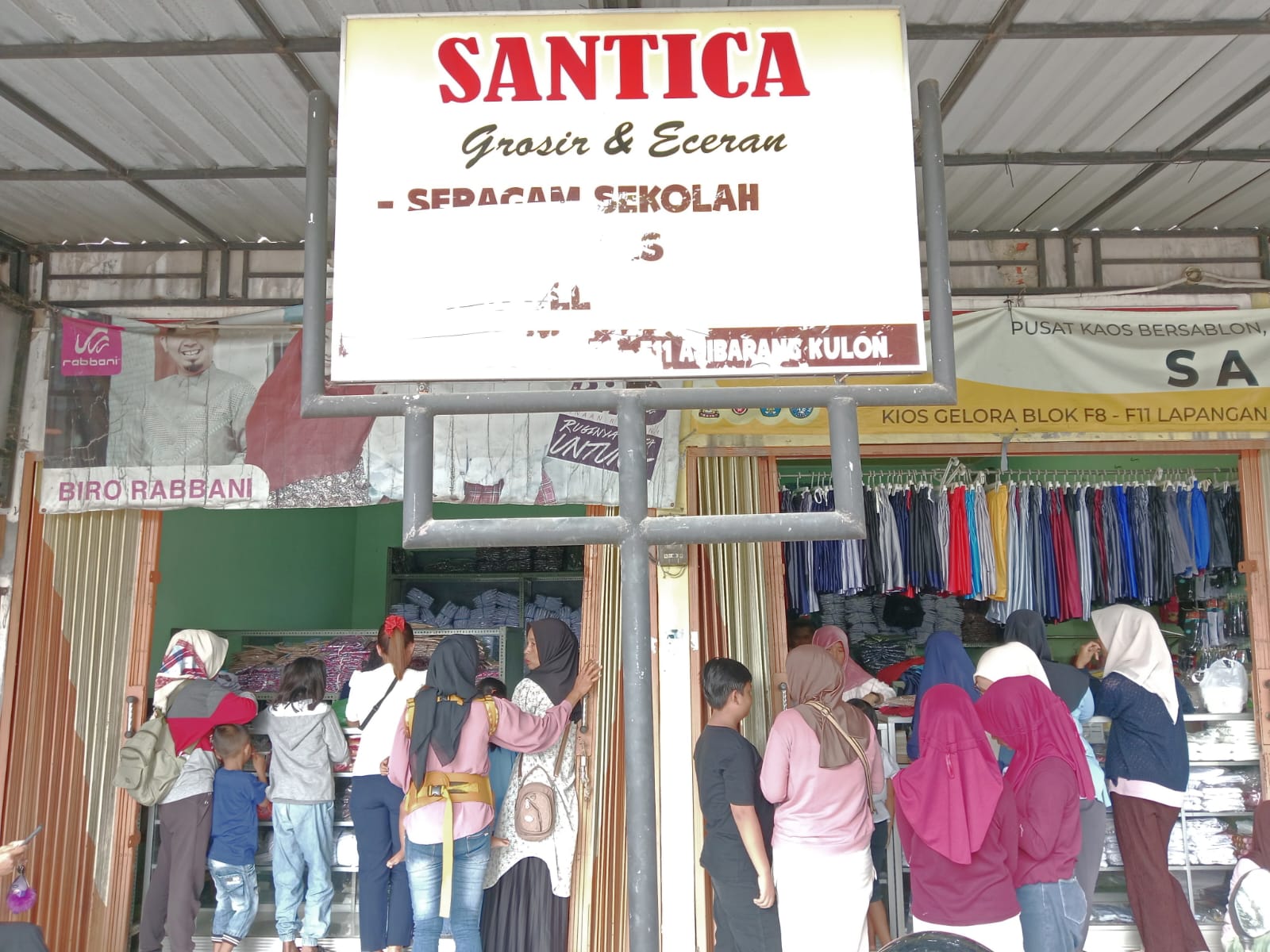 Tahun Ajaran Baru 2025, Warga Serbu Kios Santica Penjual Seragam Sekolah