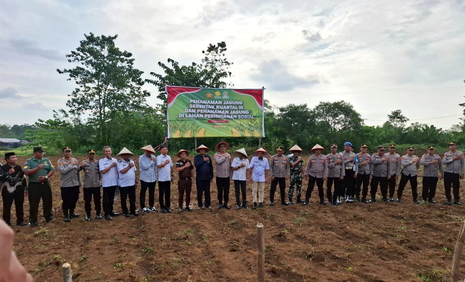 Kapolsek Bungoro Hadiri Giat Penanaman Jagung Serentak Kuartal III di Desa Barabatu