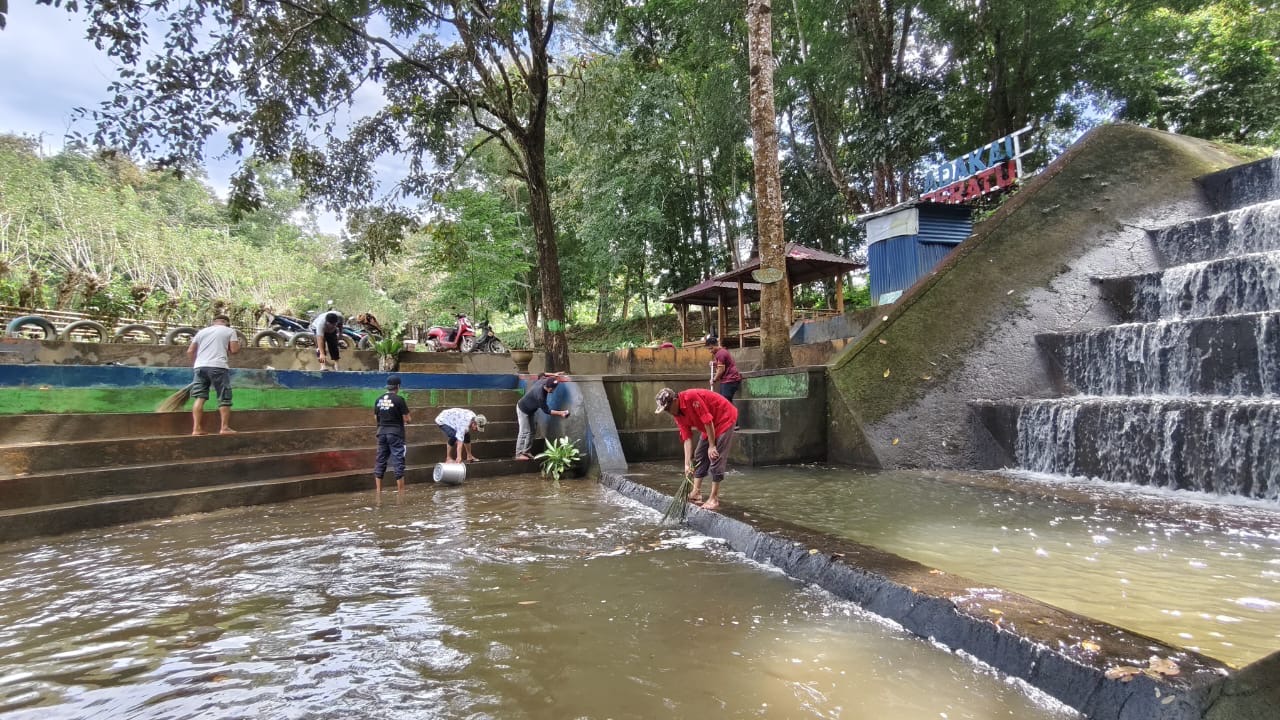 Pemerintah Desa Tabo-Tabo Bersama Warga Bersihkan Kawasan Wisata Tangga Pelangi