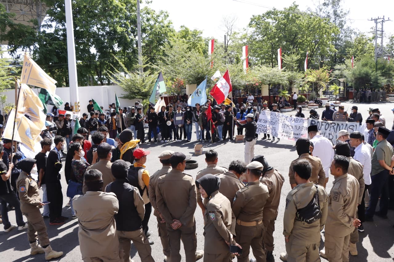 Polres Pangkep Bersama Forkopimda Amankan Aksi Unjuk Rasa Aliansi Mahasiswa di Kantor DPRD Kabupaten Pangkep