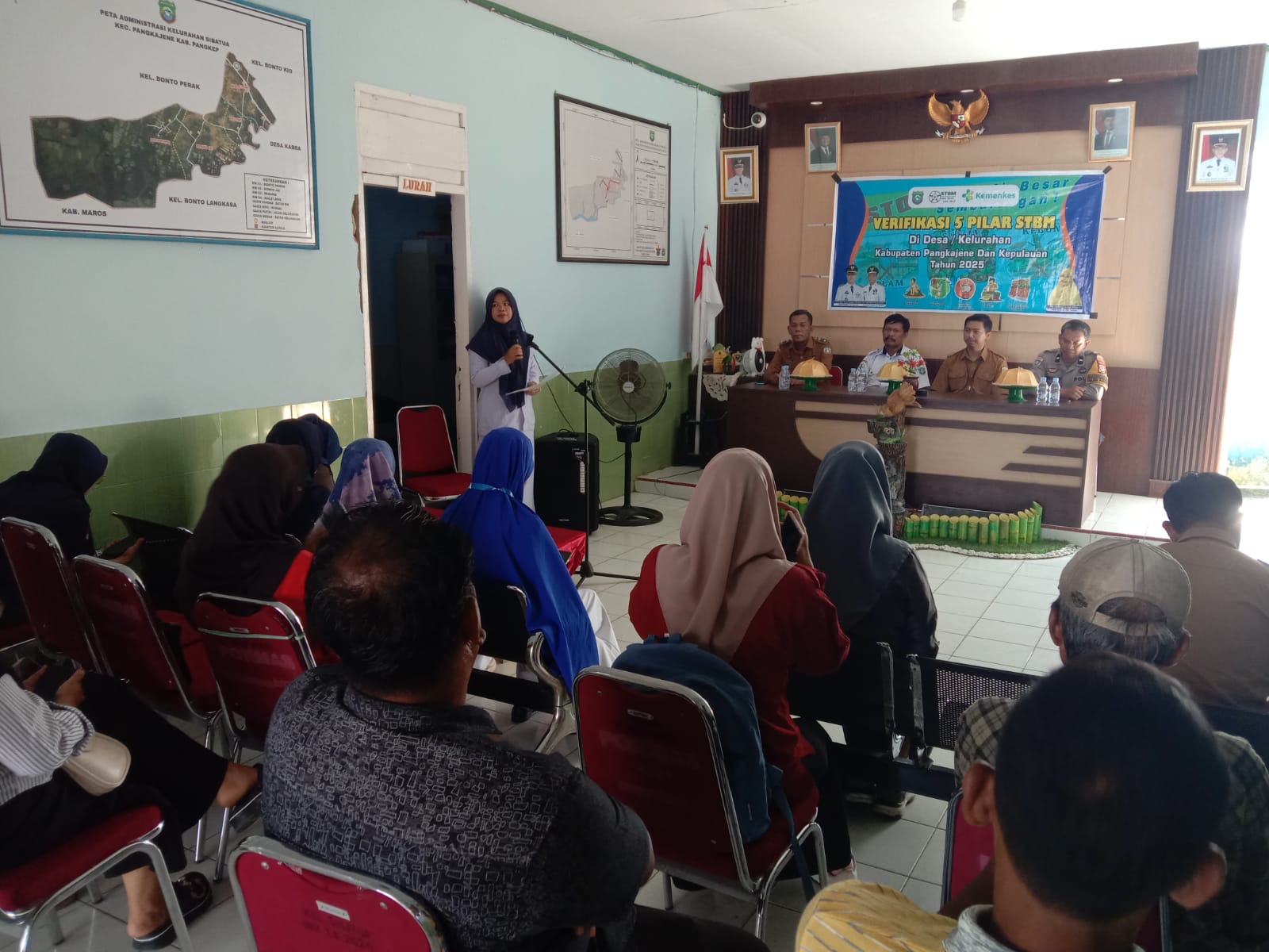 Bhabinkamtibmas Polsek Pangkajene Hadiri Verifikasi 5 Pilar STBM di Kelurahan Sibatua