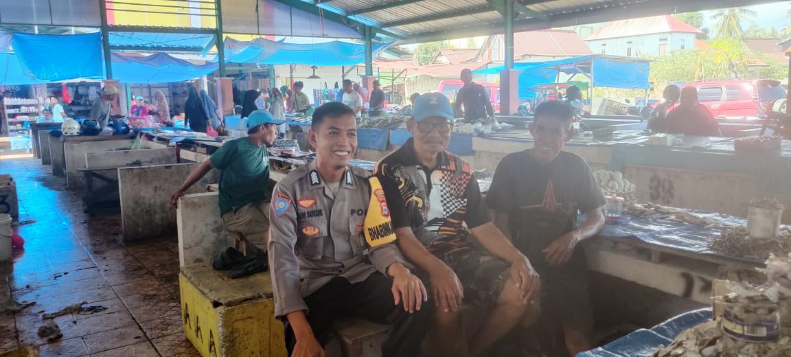 Bhabinkamtibmas Bripka Sukur Sambangi Pasar Tradisional Mandalle: Ajak Warga Bersama Jaga Keamanan dan Ketertiban Lingkungan