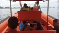 Susana saat evakuasi balita Khalif menggunakan speedboat Searider PHC dari Pulau Komodo menuju Labuan Bajo untuk mendapatkan penanganan medis lanjutan di RSUD Komodo, Selasa (28/4/2026). (Foto: PHC)